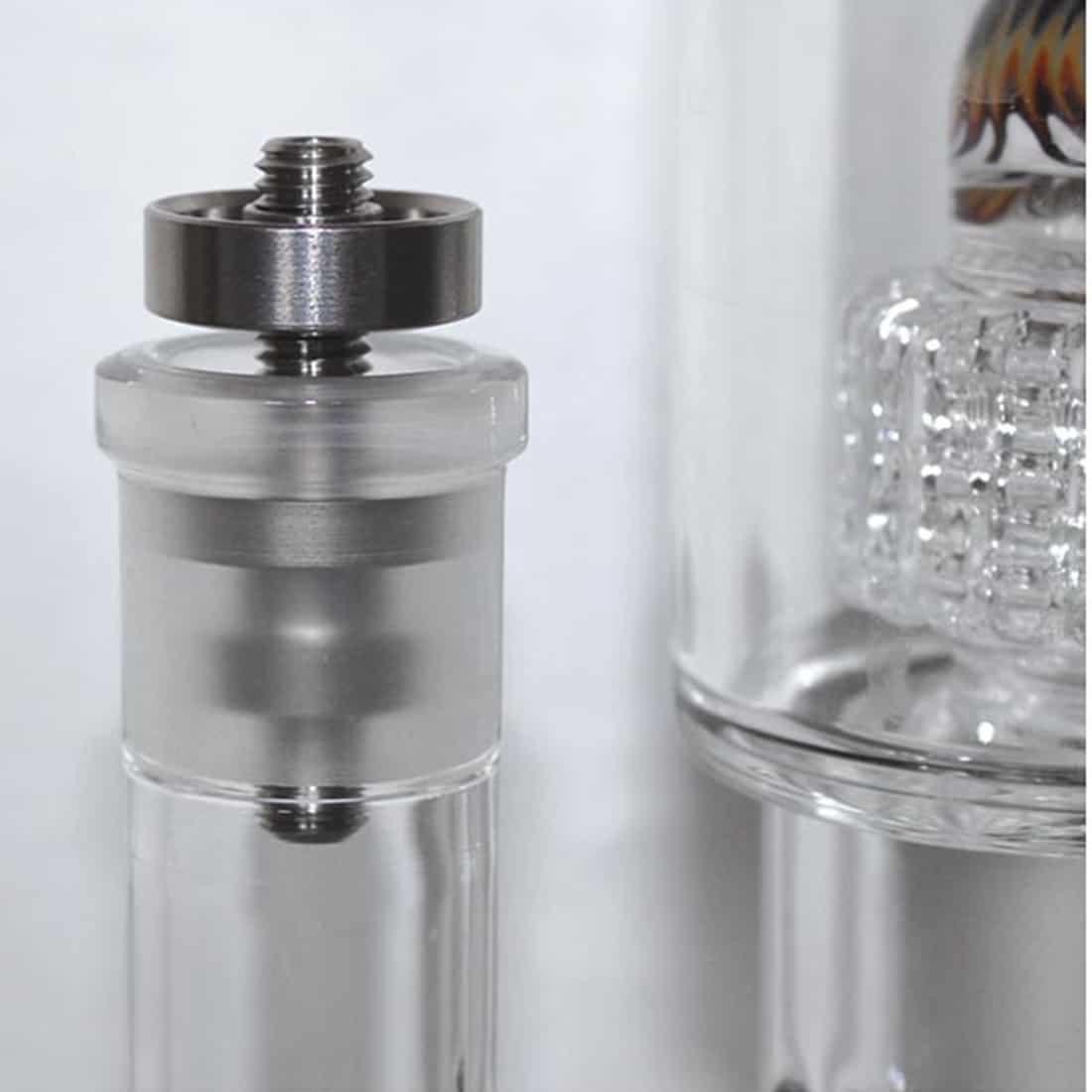 Sort titan olie-nail med en blank overflade, der reflekterer lys. Nailen har en blød, afrundet spids og en bred base for stabilitet. Den er udstyret med to forskellige størrelser, SG 14 og SG 18, som tydeligt er markeret. Mønsteret på overfladen er glat, hvilket giver et minimalistisk og elegant udseende.