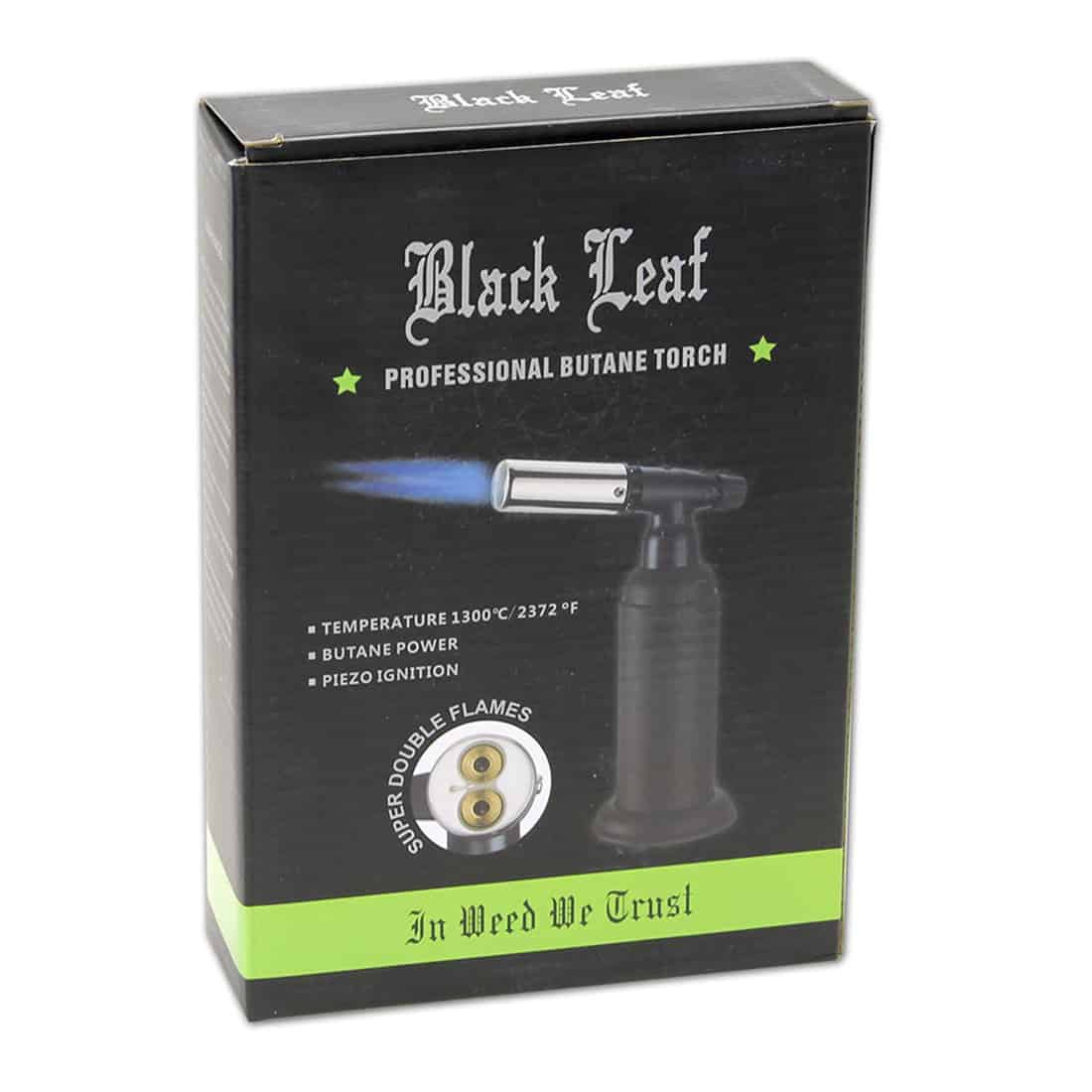 En sort lighter med en slank, aflang form og en let buet top. Overfladen har en mat finish, der giver et elegant udseende. En lille flammejustering er placeret på siden, flankeret af en knap til tænding. Detaljer som en sølvfarvet skruelukning og en diskret logo-tekst tilføjer et minimalistisk præg til designet.