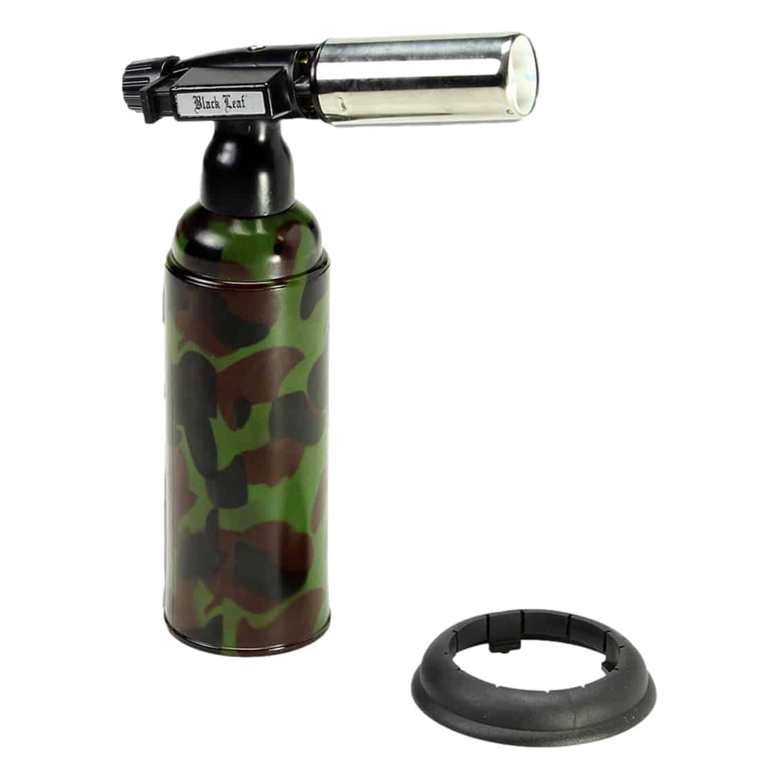 En sort lighter med en camouflage-mønster på overfladen. Lighteren har en slank, rektangulær form og en glat, mat finish. Toppen er designet med en metalåbning til flammen, mens siden indeholder en tændingsknap og en justeringsmekanisme. Mønsteret består af grønne, brune og sorte nuancer, der giver en diskret, naturinspireret æstetik.
