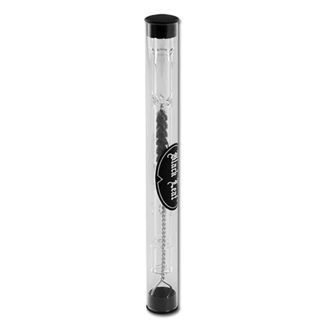 En håndholdt vaporizer præsenteres med en slank, sort krop, der har en mat finish. Den er formet som en langstrakt cylinder med bløde kanter. Forenden har en buet spids, mens bagsiden er udstyret med en knap. Overfladen har en let struktureret tekstur, der giver et godt greb. Der ses en subtil logo-engraving nær knappen.