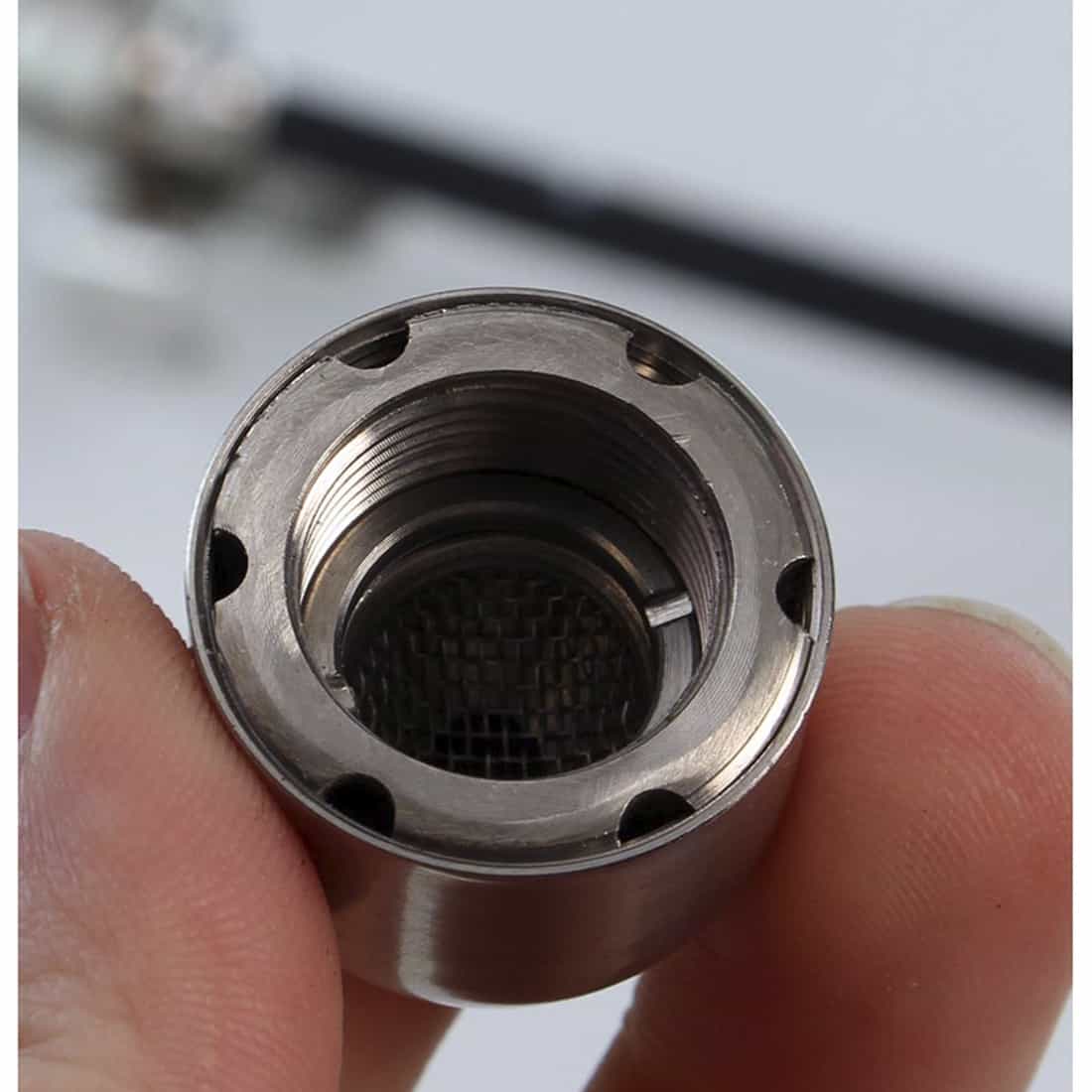 En sort håndholdt vaporizer med en glat, mat overflade pryder midten af beskrivelsen. Den har en kurvet, ergonomisk form, der giver et behageligt greb. Forenden er udstyret med en rund skål i stål, der er poleret og skinner let. Ved siden af findes en lille knap, der er diskret integreret i designet.