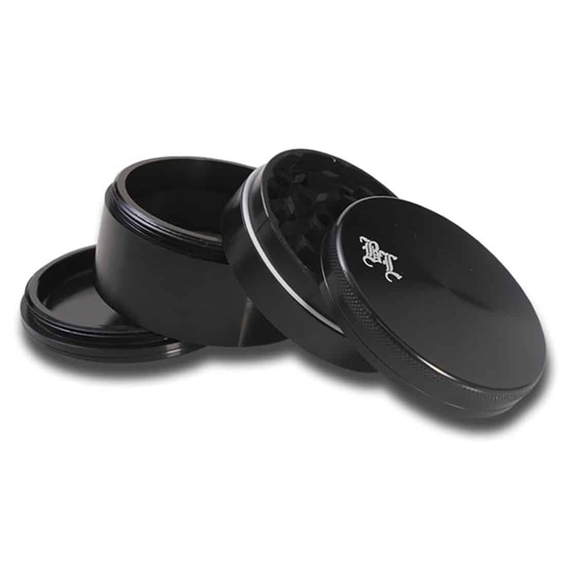 En sort urtepulverkværn med en diameter på 75 mm præsenterer sig med en glat, mat overflade. Kværnen har en rund form med en skridsikker kant og et fint bladmønster indgraveret på toppen. Indvendigt findes skarpe tænder til kværning, samt et net til filtrering. Låget er fastgjort med en skrue, der sikrer en tætsluttende lukning.