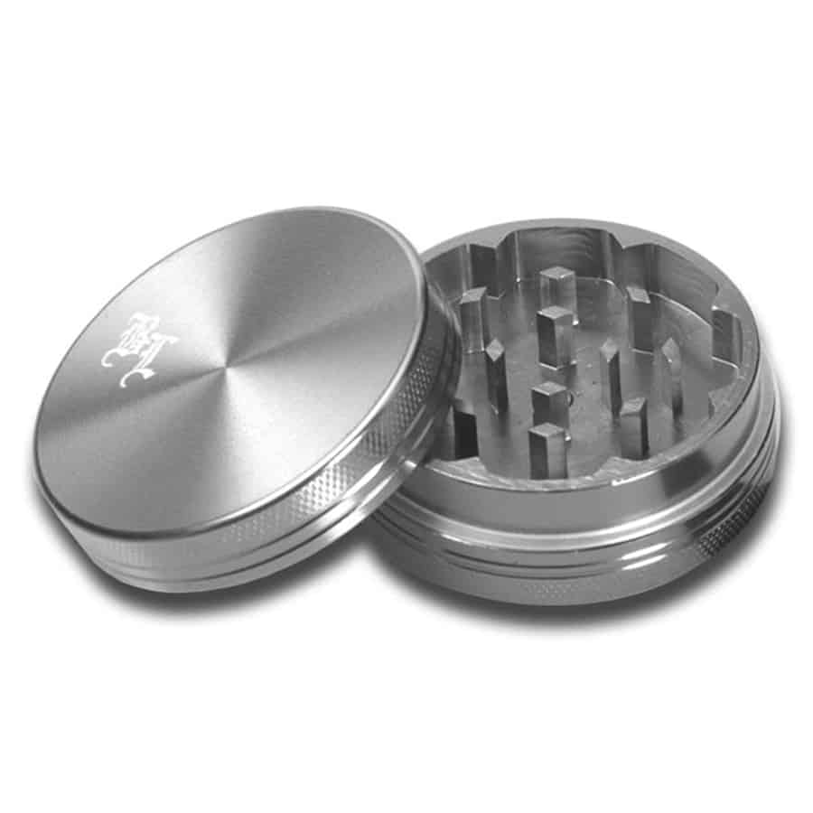 En sort, rund krydderikværn med en diameter på 40 mm præsenterer sig med en glat, mat overflade. Kværnen har en to-delt konstruktion, hvor den øverste del indeholder skarpe tænder til at male krydderier. Den nederste del har små huller, der tillader det malede materiale at falde igennem. Kværnen har en diskret, minimalistisk stil uden synlige logoer eller dekorative elementer.