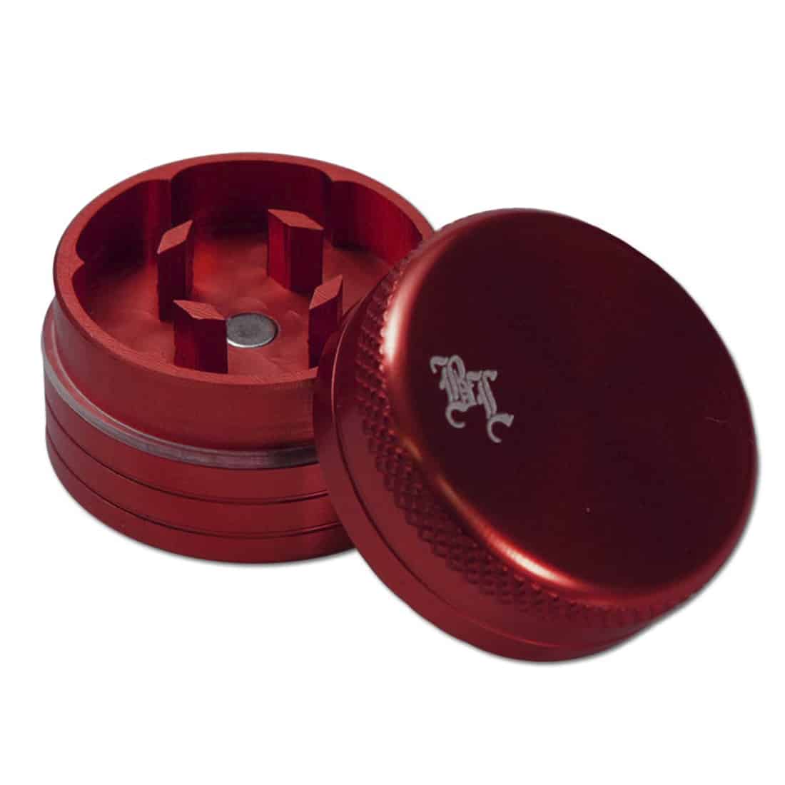 En sort krydderkværn med to dele, fremstillet af metal. Den har en glat overflade med en let mat finish, der giver en moderne æstetik. Øverste del har en rund form med en skridsikker kant, mens den nederste del har en skruelås. Kværnen måler 29 mm i diameter og har en enkelt skillevæg indeni.