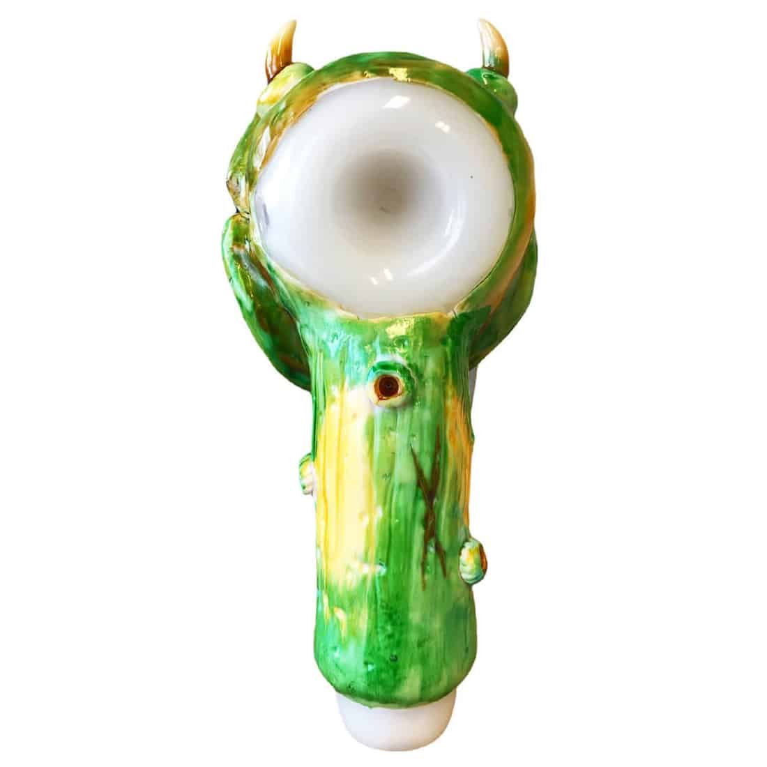 En glasrygerør med en længde på 140 mm præsenterer sig i en dyb sort farve med et glinsende udseende. Udsmykninger i form af farverige, abstrakte mønstre tilføjer visuel interesse. Røret har en buet form, der afsluttes med en bred åbning. Overfladen er glat og reflekterer lys, hvilket skaber en subtil glans.