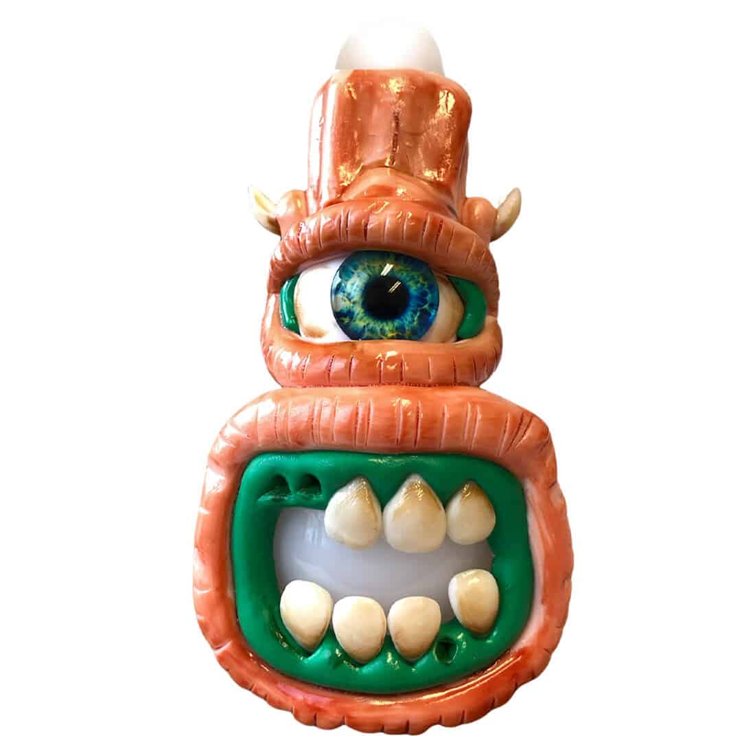 En glasrørpibe præsenterer sig med en sort, glat overflade og en karakteristisk form, der ligner et monster. Røret har en buet struktur med en bredere del i midten og en smalere åbning for enden. Det prydes af farverige detaljer i nuancer af blå, grøn og lilla, der skaber et levende mønster. Refleksioner i glasset tilføjer dybde og en glinsende finish.