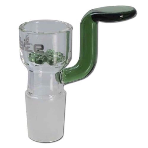 En klar glasskål med en glat overflade og en let buet form præsenteres. Kanten er tynd og skarp, mens bunden er flad og stabil. Den er udstyret med et skrugeværk i metal, der har en sølvfarvet finish. Indvendigt er skålen rummelig, hvilket giver plads til indhold. Materialet har en let refleksion, der fremhæver dens klarhed.