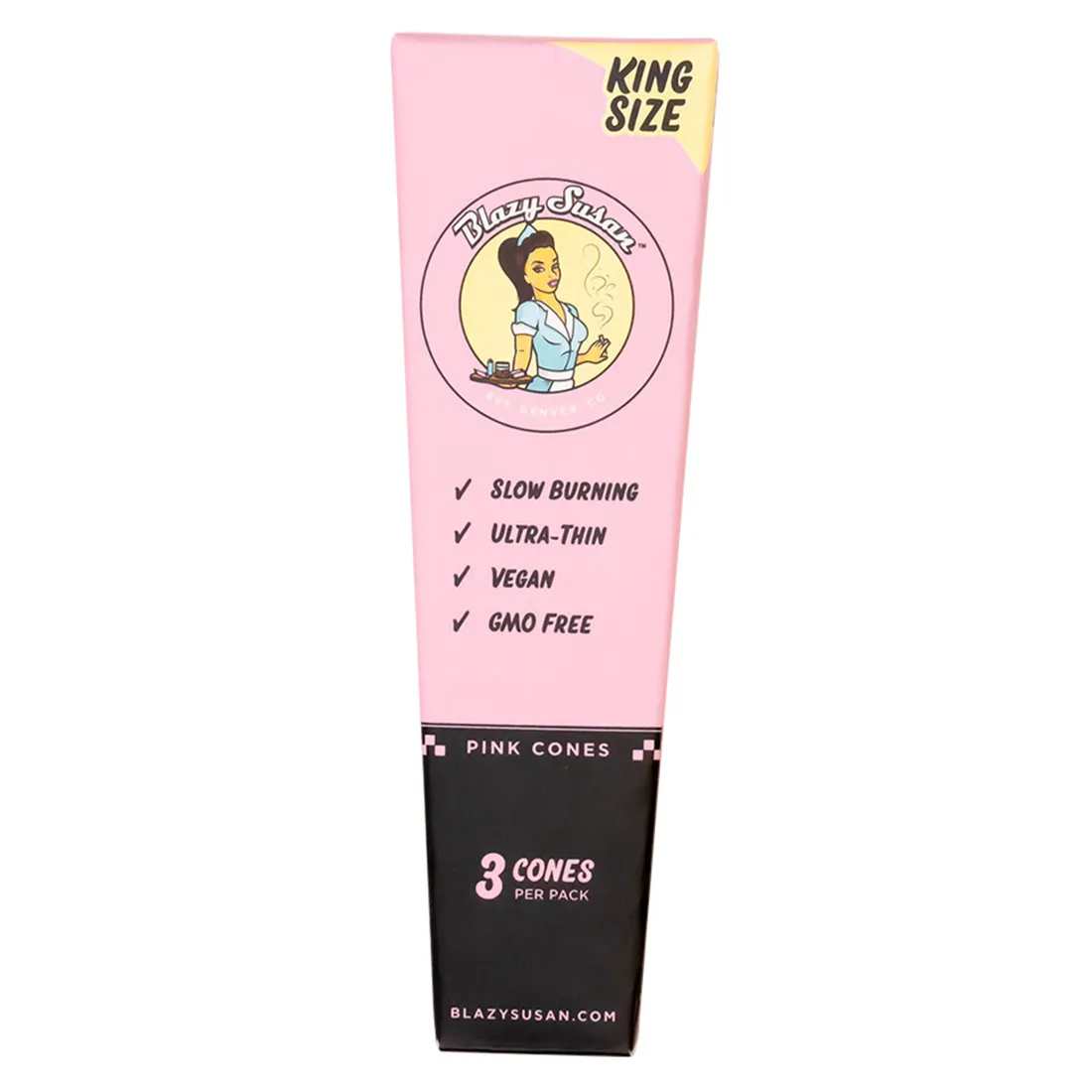 Tre king size cones præsenteres i en blød rosa farve med en let glans. Hver cone har en konisk form, der smalner mod spidsen, og er fremstillet af papir med en fin tekstur. Der er en tydelig fold ved bunden af hver cone, der sikrer en sikker lukning. De er anbragt side om side med en ensartet afstand mellem dem.