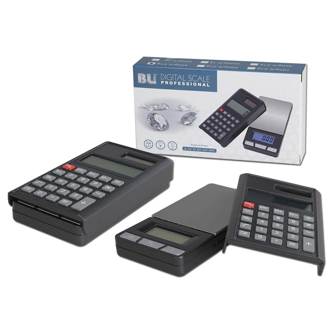 En digital vægt præsenterer et klart LCD-display med synlige tal, der angiver vægten. Vægten har en flad, rektangulær platform i rustfrit stål, der giver en glat overflade. Knapperne er placeret under skærmen, med tydelige symboler for funktioner som nulstilling og enhedsskift. Vægten har en kompakt form med afrundede kanter.