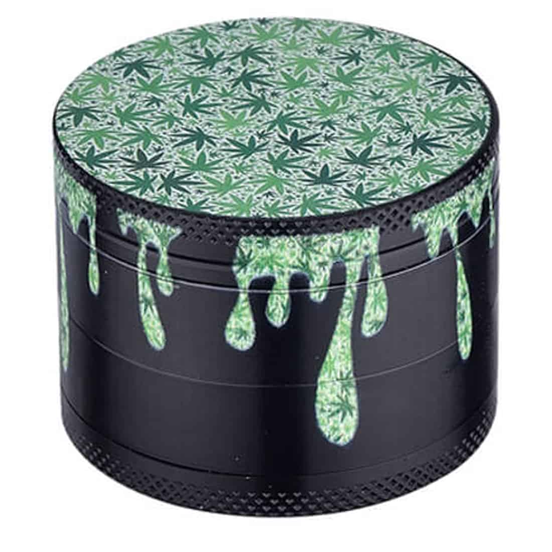 En elektrisk krydderkværn præsenteres med en slank, cylindrisk krop i børstet rustfrit stål. Toppen har en gennemsigtig plastikdæksel, der giver indsigt til det indvendige kværnemekanisme, der er fremstillet af keramik. Der er en drejeknap på toppen, der muliggør justering af kornstørrelse. Farverne spænder fra metalgrå til klar, og der ses spidse, geometriske former.