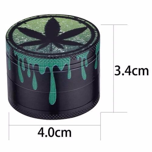 En stor, rektangulær lærredsoverflade prydes af dråber af maling i nuancer af blå, grøn, gul og rød. Malingens tekstur varierer fra glat til klumpet, hvilket skaber dybde. Baggrunden er hvid, hvilket fremhæver de farverige dråber. Nogle dråber hænger i en næsten flydende form, mens andre er mere stædige og klæbrige.