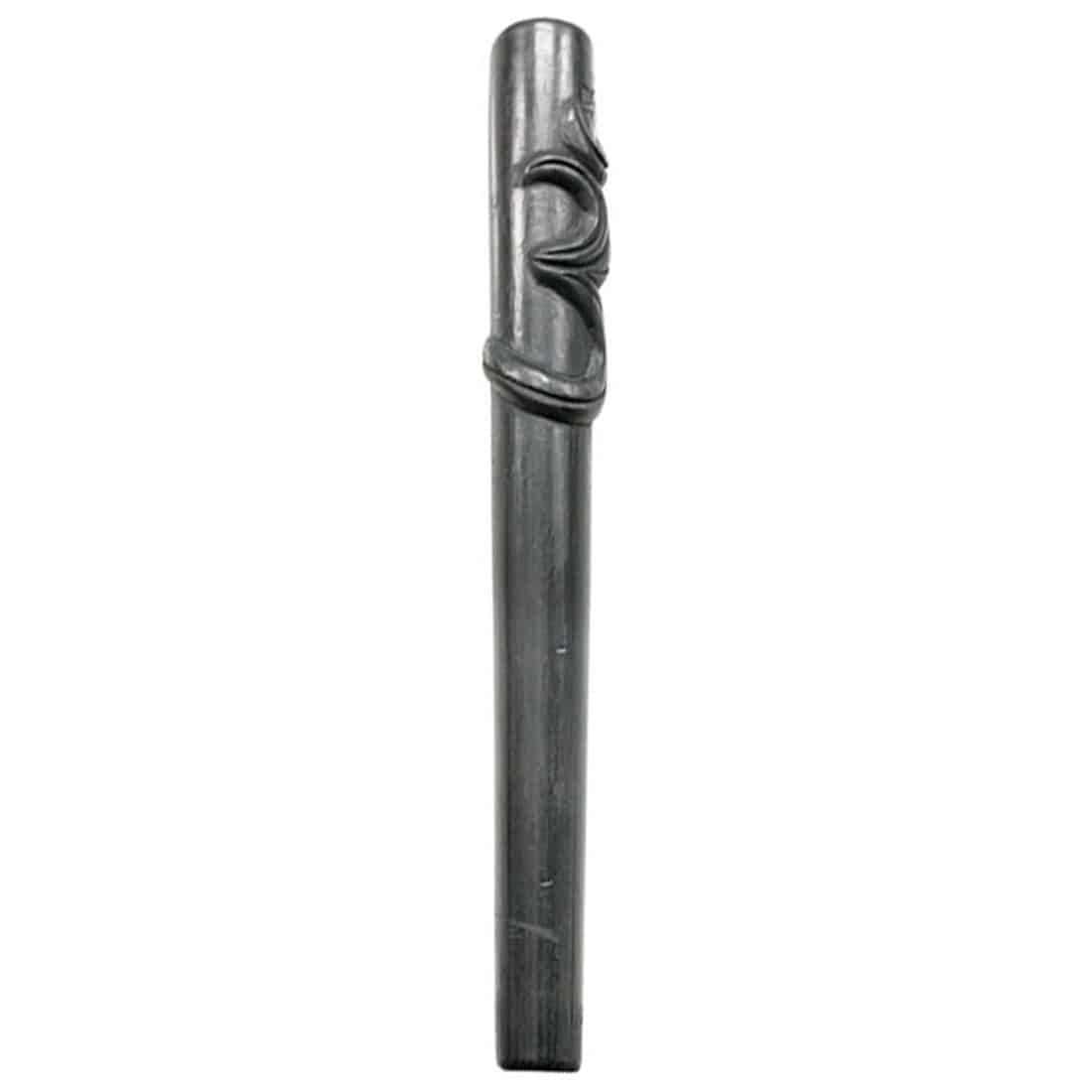 En keramisk chillum med en længde på 320 mm præsenterer sig i en mat, sandfarvet overflade. Den har en cylindrisk form med en bred, åben ende og en snævrere, lukket ende. Overfladen viser en glat tekstur, mens kanten er let buet. Ingen synlige dekorationer eller mønstre pryder chillum'en, hvilket giver et minimalistisk udtryk.