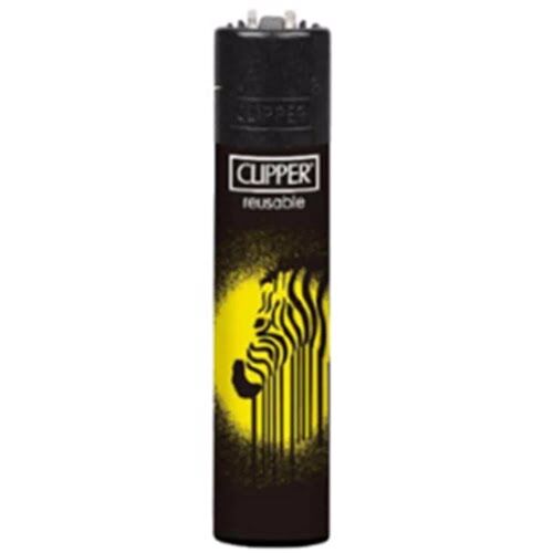 En lighter præsenteres med et grafisk zebra-mønster, der kombinerer sort og hvidt i striber. Overfladen har en glat, skinnende finish, der reflekterer lys. Lighterens form er slank og cylindrisk, mens toppen har en metalisk, sølvfarvet knap til tænding. Mønsteret er præcist og ensartet, hvilket skaber en visuel dynamik.