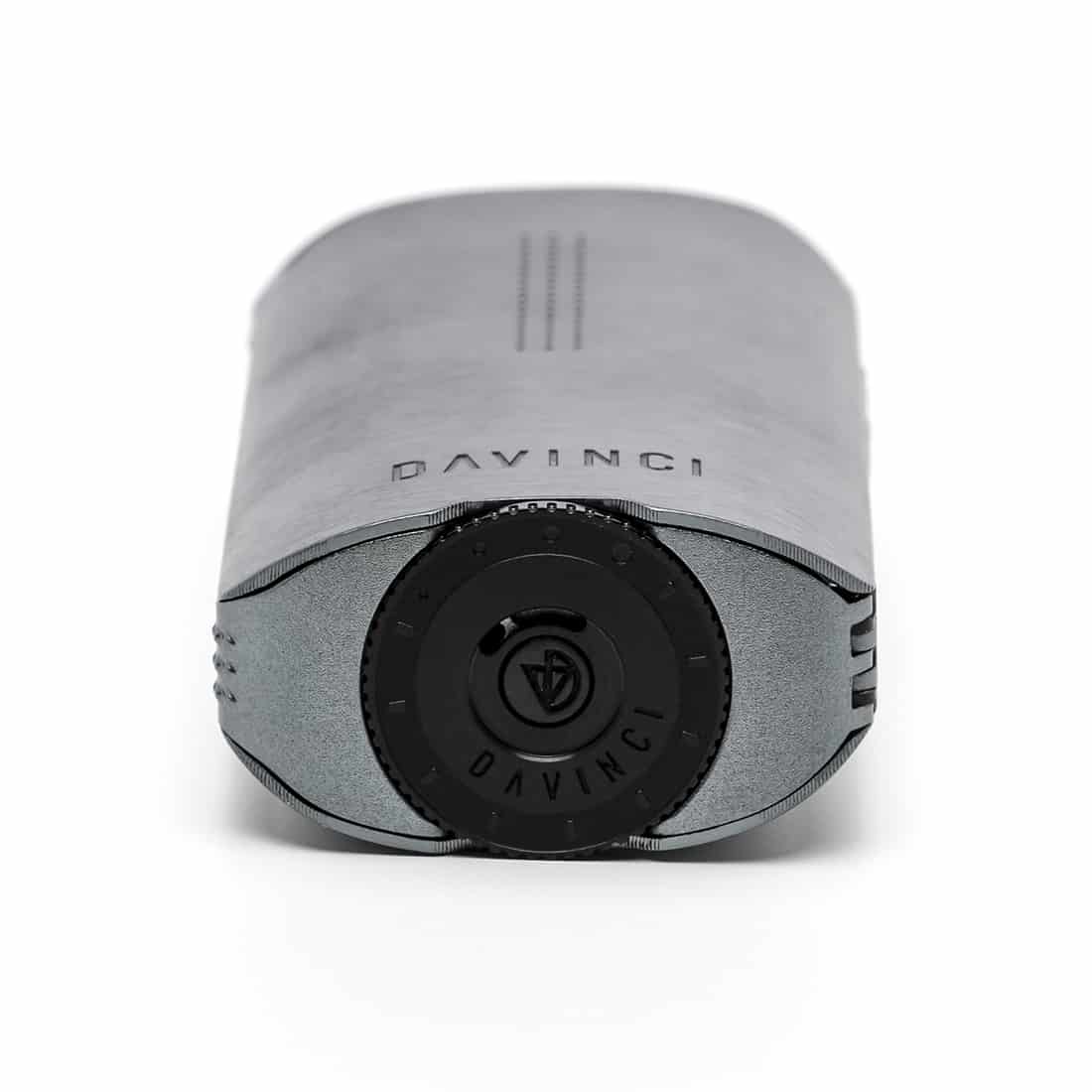 Da Vinci IQ2 er udført i en dyb grafitfarve med en glat, mat overflade. Den har en strømlinet form med bløde kurver og en let skrå front. På toppen er der en rund knap med en indgraveret symbolik for funktioner. Håndtaget er ergonomisk formet, hvilket giver et komfortabelt greb. Generelt udstråler designet enkelhed og elegance.