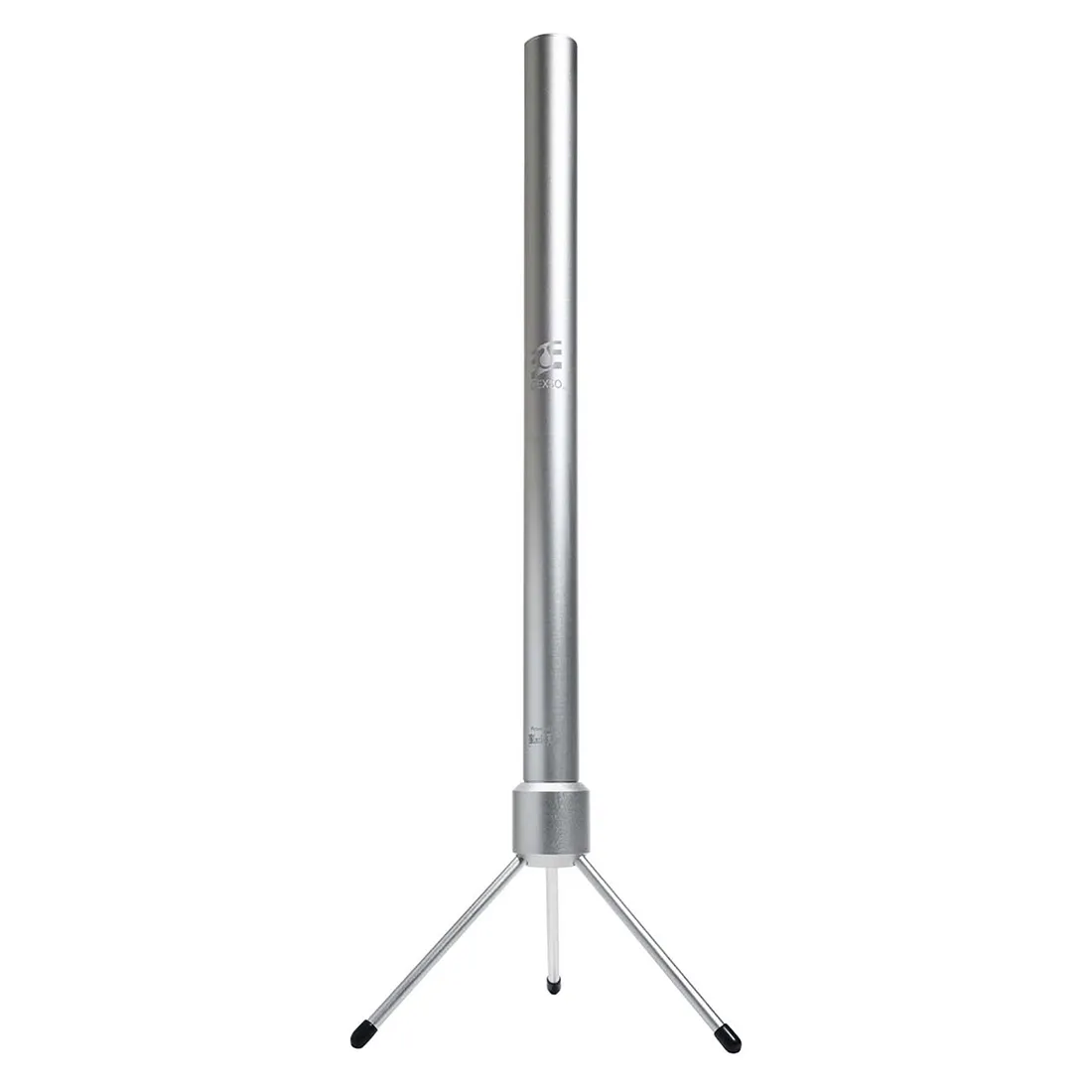 Dexso X Black Leaf olieekstraktoren præsenterer en kompakt, firkantet enhed i mat sort metal med glatte kanter. Fronten har en digital skærm med tydelige tal og knapper i rustfrit stål. Toppen er udstyret med en gennemsigtig beholder, der viser et indhold af urter. Enheden har en robust underdel med ventiler og ledninger, der sikrer stabilitet.