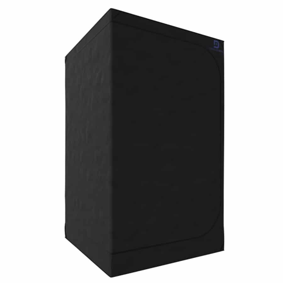 En sølvfarvet, firkantet kasse med en glat, skinnende overflade pryder midten af beskrivelsen. Kassen har afrundede kanter og en diskret, mørk skrue, der holder låget på plads. På forsiden ses et rektangulært håndtag, der er indsat i en let buet form, hvilket tilføjer et elegant præg. Den reflekterende overflade skaber en glansfuld effekt.