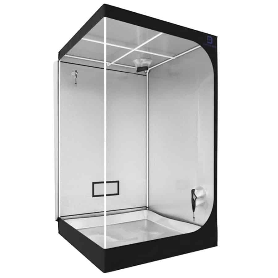 En sølvfarvet boks med en glat, skinnende overflade og en diamantmønstret tekstur dækker hele fronten. Den har afrundede kanter og en diskret låsemekanisme, der er placeret i midten. Indvendigt er boksen polstret med blødt, sort stof, der giver en kontrast til den ydre sølvfarve. Dimensionerne fremstår kompakte og elegante.