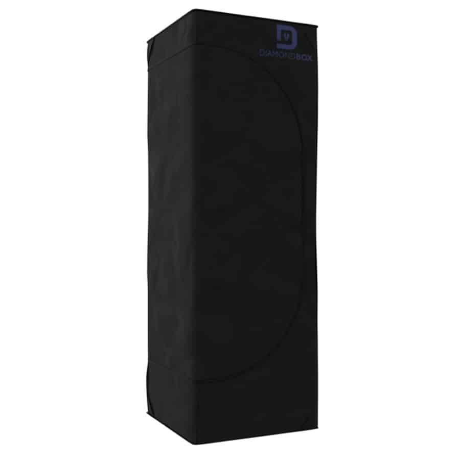 En rektangulær kasse i sølvfarvet metal med en glat, skinnende overflade. Kassen har afrundede kanter og en let skrå top. Der er en lille, afrundet knap på forsiden, muligvis til åbning. Mønsteret på overfladen er enkelt og ensartet, hvilket giver et moderne og stilrent udseende. Kassen står på en flad overflade.