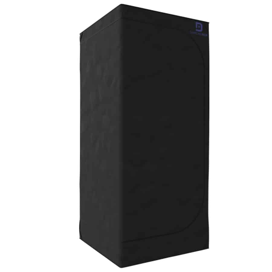 En glat, sølvfarvet aluminiumskasse med en aflang form. Overfladen har en børstet tekstur, der giver en let refleksion af lys. Kassen prydes af en sort, skridsikker gummibelægning på toppen, og der er en cirkulær ventilationsåbning placeret centralt. Kanten er let afrundet, hvilket skaber en blødere silhuet. Ingen synlige mærker eller symboler er til stede.