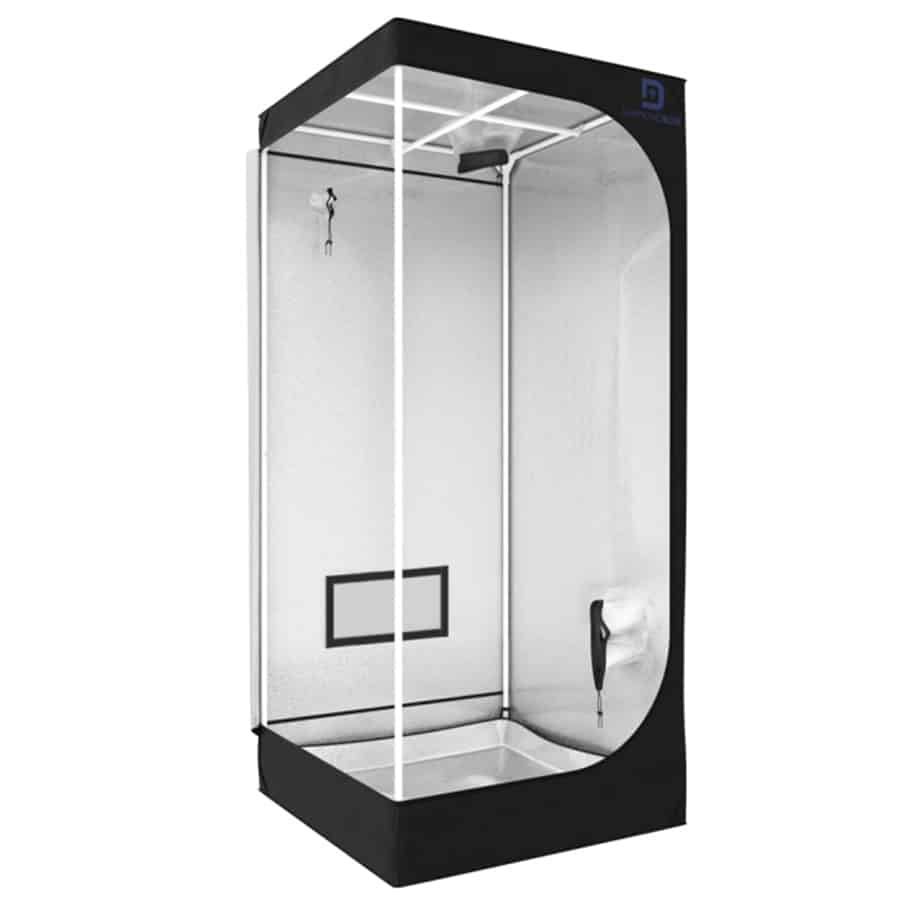 En sølvfarvet beholder med en glat, reflekterende overflade præget af en diamantmønsterstruktur. Den har en firkantet form med afrundede kanter og en let hævet låg. Låget er fladt og har en diskret, indgraveret detalje i midten. Kanten er tydeligt defineret, hvilket giver et moderne og minimalistisk udtryk.