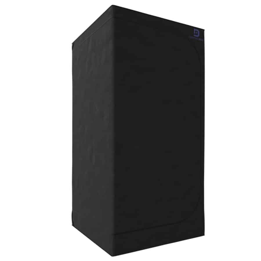 En sølvfarvet kasse med en glat og reflekterende overflade pryder midten af billedet. Kassen har en firkantet form med afrundede hjørner og en indbygget låsemekanisme, der fremstår diskret. På fronten er der en lille, rund knap i metal, som skaber kontrast til den glatte tekstur. Kassen hviler på en neutral, lys baggrund.