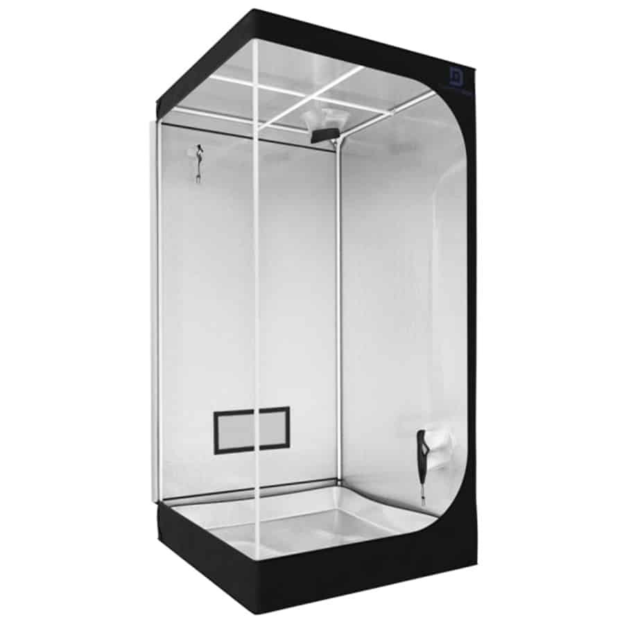 En sølvfarvet boks med en glat og skinnende overflade, præget af fine, diagonale linjer, der skaber en strukturel tekstur. Boksen har en firkantet form med afrundede hjørner og en tætsluttende, flad låg. Låget er udstyret med en diskret, indfældet håndtag, der bidrager til det elegante design. Det samlede udtryk er minimalistisk og moderne.