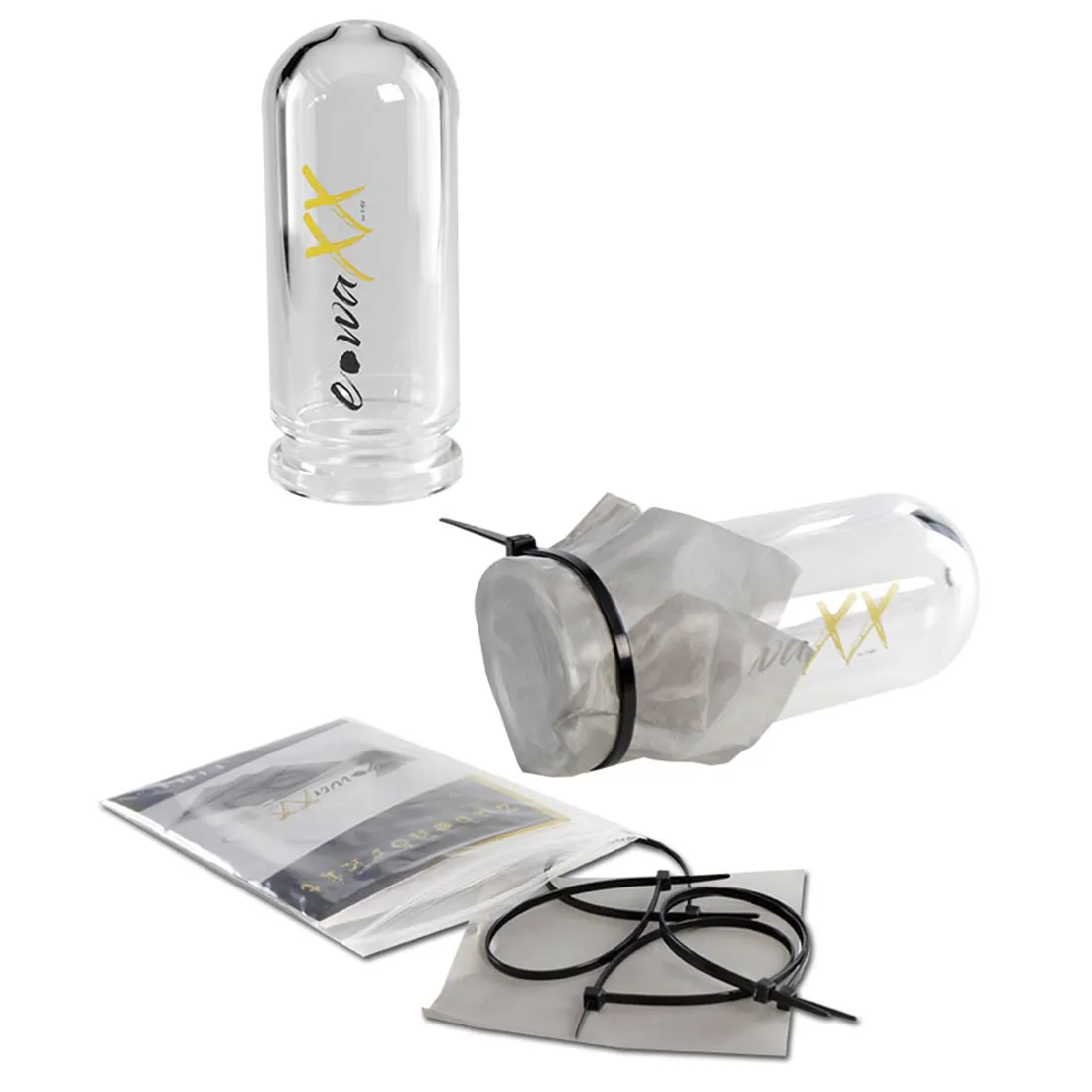 En lille, gennemsigtig beholder i klart glas pryder overfladen. Den har en cylindrisk form med en smal hals, der afsluttes med en bred åbning. Indvendigt ses en skinnende metalplade, der reflekterer lys. Beholderens bund er flad og stabil, hvilket sikrer, at den står sikkert. Der er ingen synlige mærker eller tekst på overfladen.