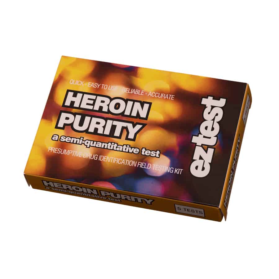 Fem sæt af teststrimler præsenteres i en række, hver indpakket i en hvid plastikpose. Strimlerne er lange og smalle med en farvekodet sektion, der varierer fra lys til mørk. Teksten på poserne angiver "Heroin Purity" og inkluderer informationer om målemetoden. Baggrunden er neutral, hvilket fremhæver de klare detaljer og farver.