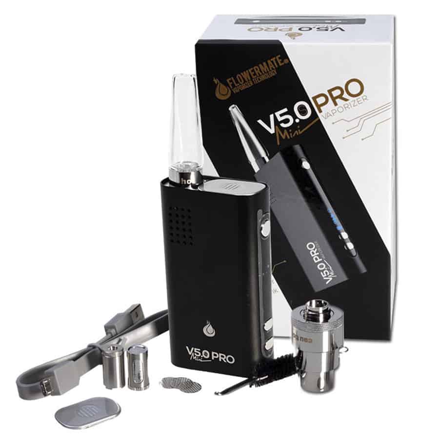 Flowermate V5.0 Pro Mini er en kompakt vaporizer i en mat sort finish. Den har en slank, rektangulær form med afrundede kanter, hvilket giver et moderne udtryk. Fronten er udstyret med en digital skærm, der viser temperatur og batteristatus. Der er en enkelt knap til styring. Overfladen har en let tekstur, der giver et godt greb.