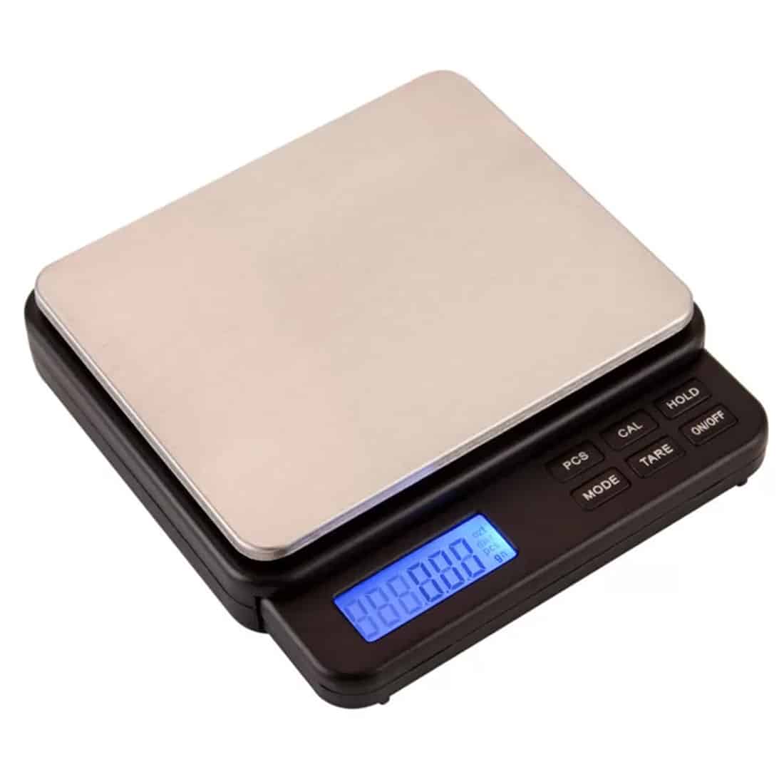En digital vægt præsenterer et slankt, rektangulært design med en glat, sort overflade. Vægten har en tydelig LCD-skærm med sort tekst, der viser vægtmålinger i gram. Knapperne er diskrete og placeret under skærmen. Den flade vægtoverflade er lavet af glas, hvilket giver en elegant og moderne finish, mens de afrundede kanter tilføjer en blødere æstetik.