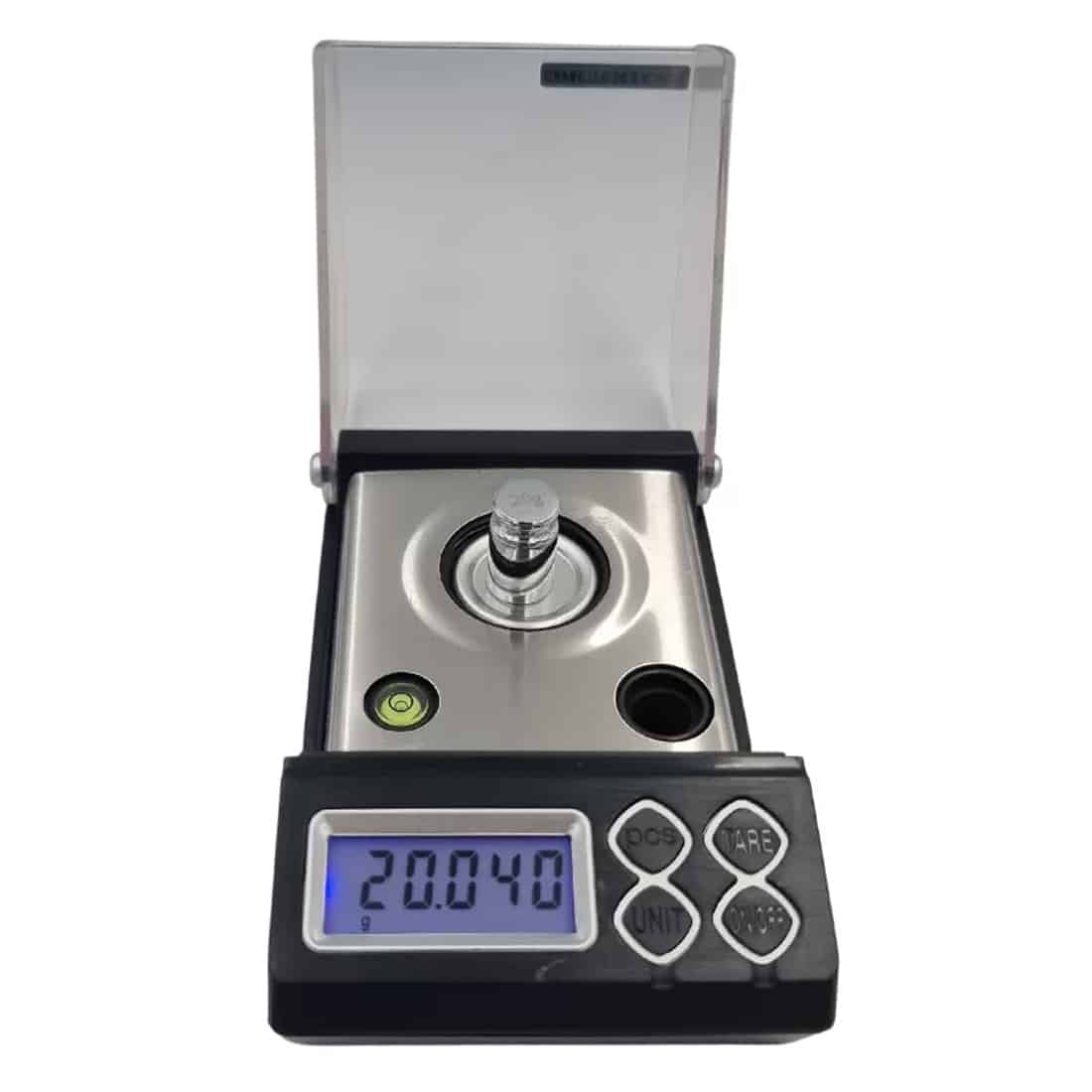 En laboratorievægt med en glat, sort overflade præsenterer en skala med tydelige, hvide tal og en digital skærm. Knapperne er placeret på fronten, og der er en lille vægtplatform, der er lavet af rustfrit stål. Vægten har en kompakt, rektangulær form, hvilket gør den let at placere på en arbejdsflade.