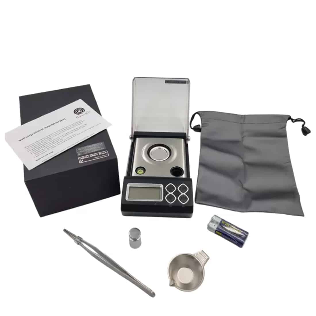 En kompakt, cylindrisk enhed i metal med en glat, sølvfarvet overflade pryder midten. Den har en tydelig skala med tal, der angiver vægt, og en sort, roterende knap øverst. Bunden er flad, hvilket giver stabilitet. Det samlede design udstråler en minimalistisk æstetik, ideel til præcise målinger i laboratoriet.