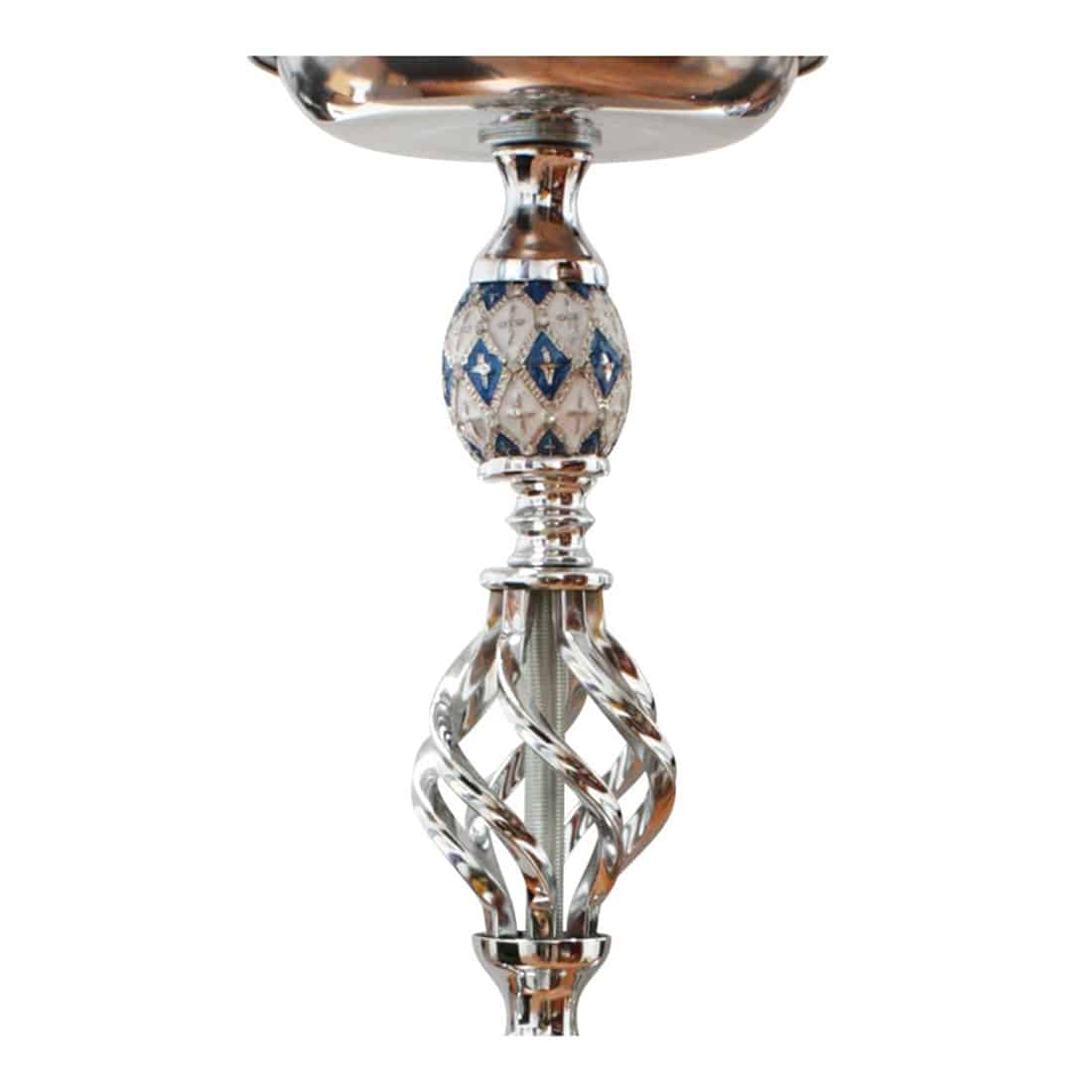 En rund, sort keramisk vase med en glat overflade og en let buet form. Vasen har en åbning øverst, der er bredere end bunden. Der er ingen synlige dekorationer eller mønstre, hvilket giver et minimalistisk udtryk. Bunden er flad, og vaserne står stabilt. Den reflekterer lys svagt, hvilket tilføjer en subtil glans.