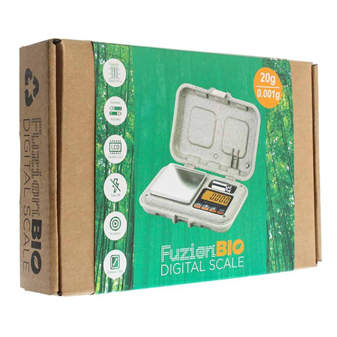 En hvid, plastisk beholder med en skruehætte i metal præsenterer sig med en klar etiket. Etiketfarverne består af grønne og sorte nuancer, med tekst i sort og hvid. Der er et minimalistisk design med en tydelig illustration af et grønne blade. Beholderens overflade har en glat tekstur, og hætten har en let børstet finish.