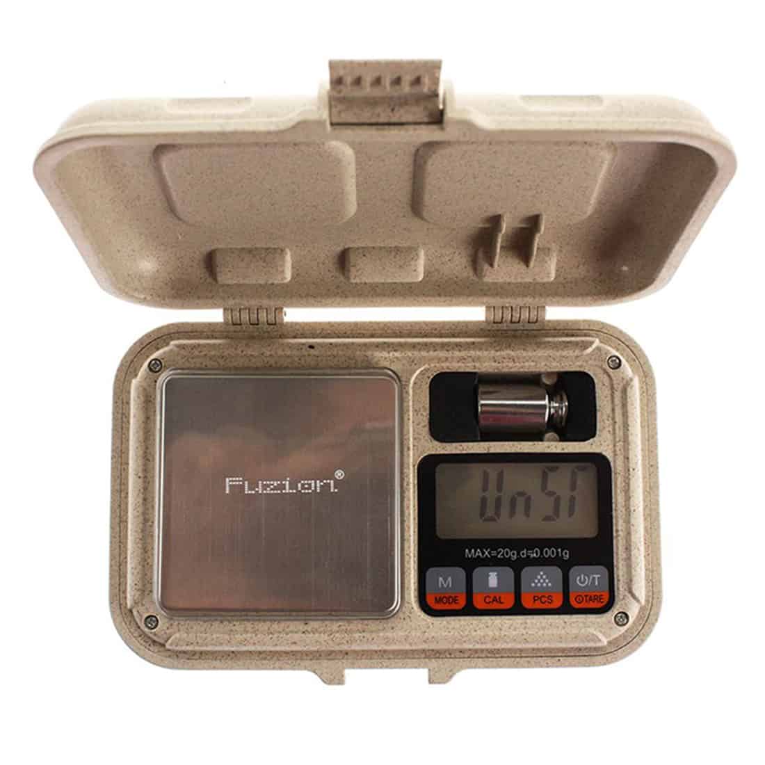 En gennemsigtig plastbeholder med en skruelåg, der har en hvid farve og en let buet form. Indholdet er en fin, hvidt pulver, der fylder beholderen op. Etiket på fronten viser tekst i sort, der beskriver produktet, og har et grønt logo øverst. Beholderens overflade er glat med en let reflekterende effekt.