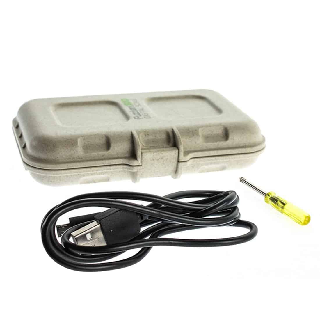 En tætsiddende emballage præsenterer et elegant design med en glat, mat overflade. Farven er en dyb grøn, der domineres af en hvid tekst, som fremhæver produktnavnet. Et stiliseret logo pryder toppen, mens der nederst ses specifikationer i mindre skrifttype. Formen er rektangulær med afrundede kanter, hvilket giver et moderne udtryk.