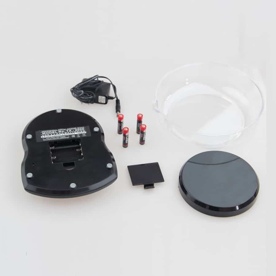 Fuzion TX 2000G i sort og grå præsenterer en strømlinet, moderne konstruktion. Overfladen har en mat finish med lette teksturer, og de afrundede kanter giver et blødt udtryk. En række knapper med tydelige symboler er placeret i en linje, mens et display i midten viser information. Det samlede design er funktionelt og æstetisk tiltalende.