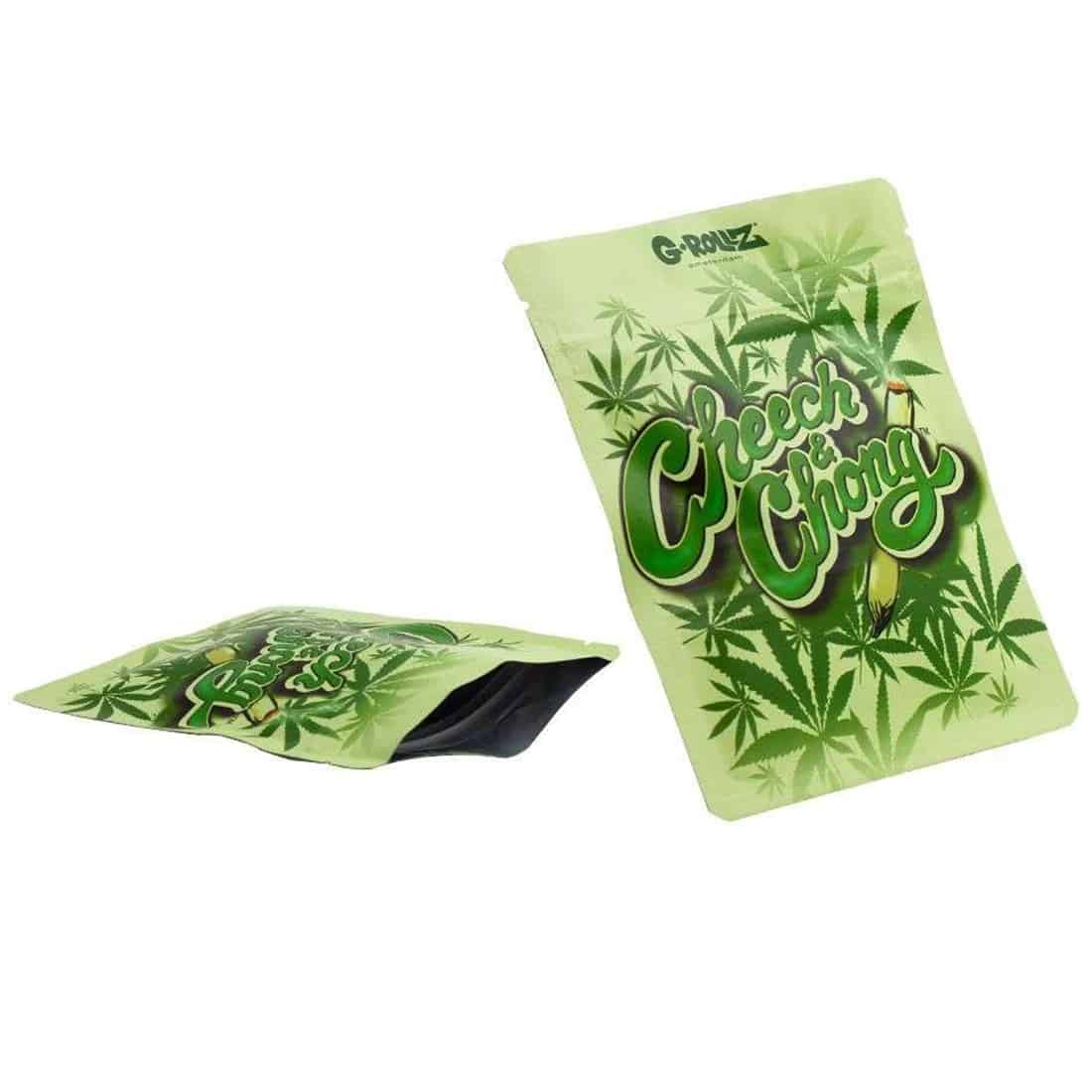 En camouflagefarvet rullepapirpakke pryder overfladen med et mønster af grønne, brune og sorte nuancer. Pakken er rektangulær og har en glat overflade med en let refleksion. På forsiden er der indgraveret tekst og symboler, som tilføjer detaljer til designet. Kanten er præcist skåret, hvilket giver et professionelt udtryk.