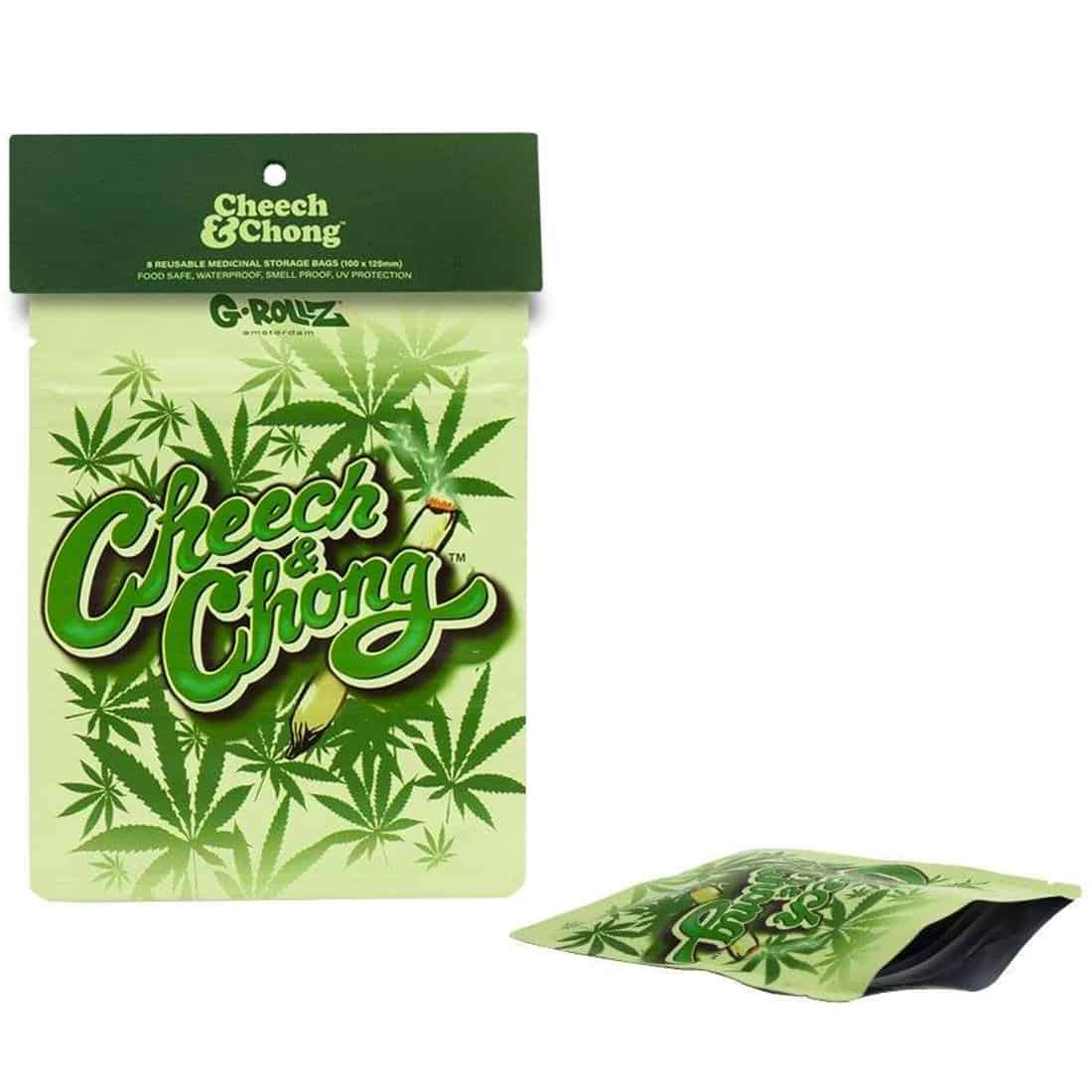 En camouflage mønstrede overflade dominerer, med nuancer af grøn, brun og sort, der skaber en naturlig effekt. I midten er der en rund form med en glat, mat tekstur, omgivet af en sort kant. Øverst er der et logo, der er indgraveret i en kontrastfuld farve, og under er der små, detaljerede symboler, der tilføjer visuel interesse.