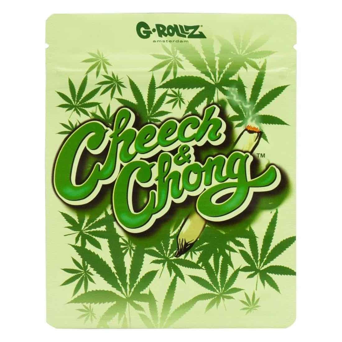 Et camouflagemønstret papir med nuancer af grøn, brun og sort pryder overfladen. Mønsteret er tilfældigt fordelt og skaber en visuel dybde. Papiret har en glat tekstur, der giver en let skinne. I nederste venstre hjørne ses et logo i hvidt, der står i en enkel skrifttype. Størrelsen angiver en dimension på 100 x 125 mm.