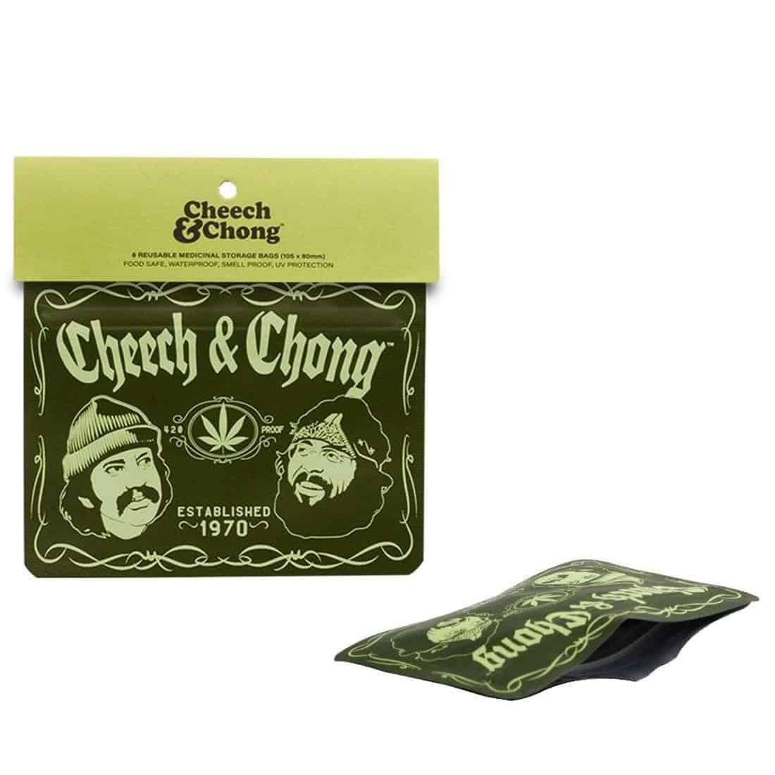 Rundt, fladt objekt med en diameter på 105 mm og en tykkelse på 80 mm. Overfladen prydes af farverige illustrationer, der inkluderer grafiske elementer og tekst med en retro æstetik. Farverne varierer fra grøn til rød og gul, med kontrasterende nuancer. Materialet ser ud til at være plastisk med en glat, skinnende finish.