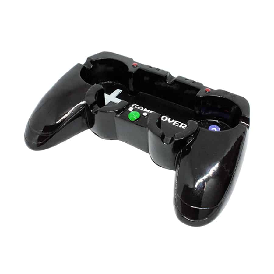 Et askebæger i klar resin præsenterer en glat, gennemsigtig overflade med indlagte, farverige detaljer i blå, grøn og rød. Formen er rund med en let hævet kant, der skaber en elegant profil. Bunden er flad, og der er en lille, integreret udskæring til at holde cigaretter. Overfladen reflekterer lys og skaber en livlig effekt.