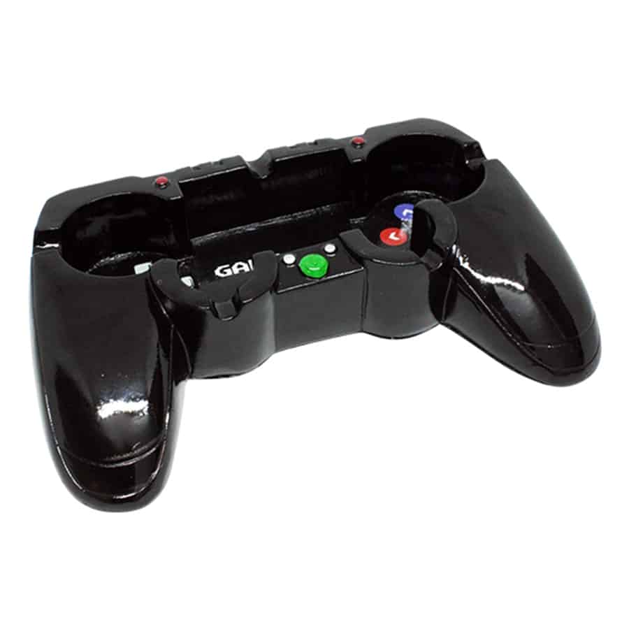 Et askebæger i resin præsenterer sig med en dyb, gennemsigtig blå farve, der indeholder svage, hvide indslag. Formen er rund med en let hævet kant, og overfladen har en glat, skinnende tekstur, der reflekterer lys. I midten findes der en indgravering af en gamer-controller, hvilket tilføjer et detaljeret element til designet.