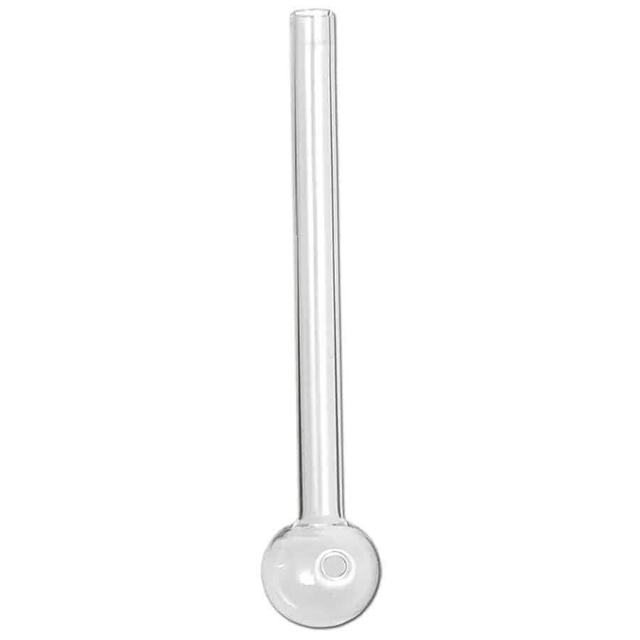 En lille pibe fremstillet af klart glas præsenterer sig med en glat overflade, der reflekterer lyset elegant. Piben har en buet form med en bredere mundstykke og en slankere krop. Den er dekoreret med fine, farverige olier, der skaber et flot mønster. Den samlede højde er 155 mm, hvilket giver den et kompakt udtryk.