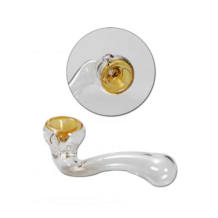 En brun glas pibe med kickhole måler 11 cm i længden. Den har en glat, skinnende overflade, der reflekterer lys, hvilket fremhæver dens dybe, varme farvetoner. Piben har en buet form med en bred åbning i den ene ende og et lille kickhole placeret på siden, der giver en unik detalje til designet.