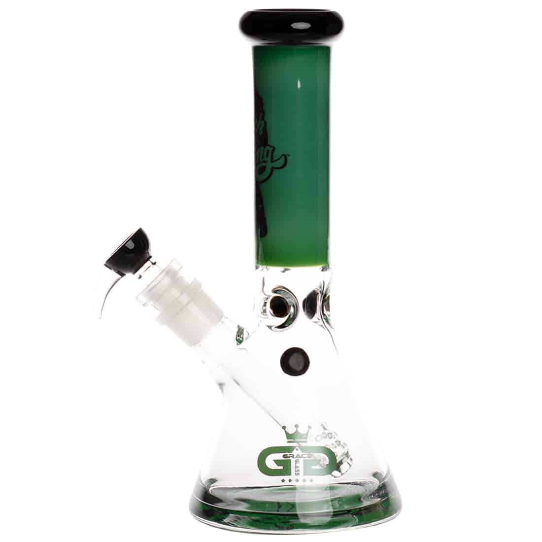 En grøn beaker bong i glas med en højde på 32 cm. Den har en bred, stabil bund og en elegant, slank hals. Overfladen er glat med en lys, transparent kvalitet, mens den grønne farve giver et friskt udtryk. Der er en indbygget perkolator og en skål til urter, der er placeret i toppen af halsen.