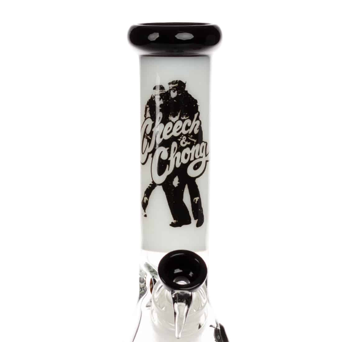 En hvid, glaseret bongs struktur præsenterer sig med en klassisk beakerform og en bred, stabil bund. Den har en aflang hals og en indbygget perkolator, der sikrer en jævn luftstrøm. På overfladen er der subtile, farvede detaljer og et logo, mens den glatte glasfinish giver en transparent, skinnende effekt. Kanten af åbningen er let afrundet for komfort.