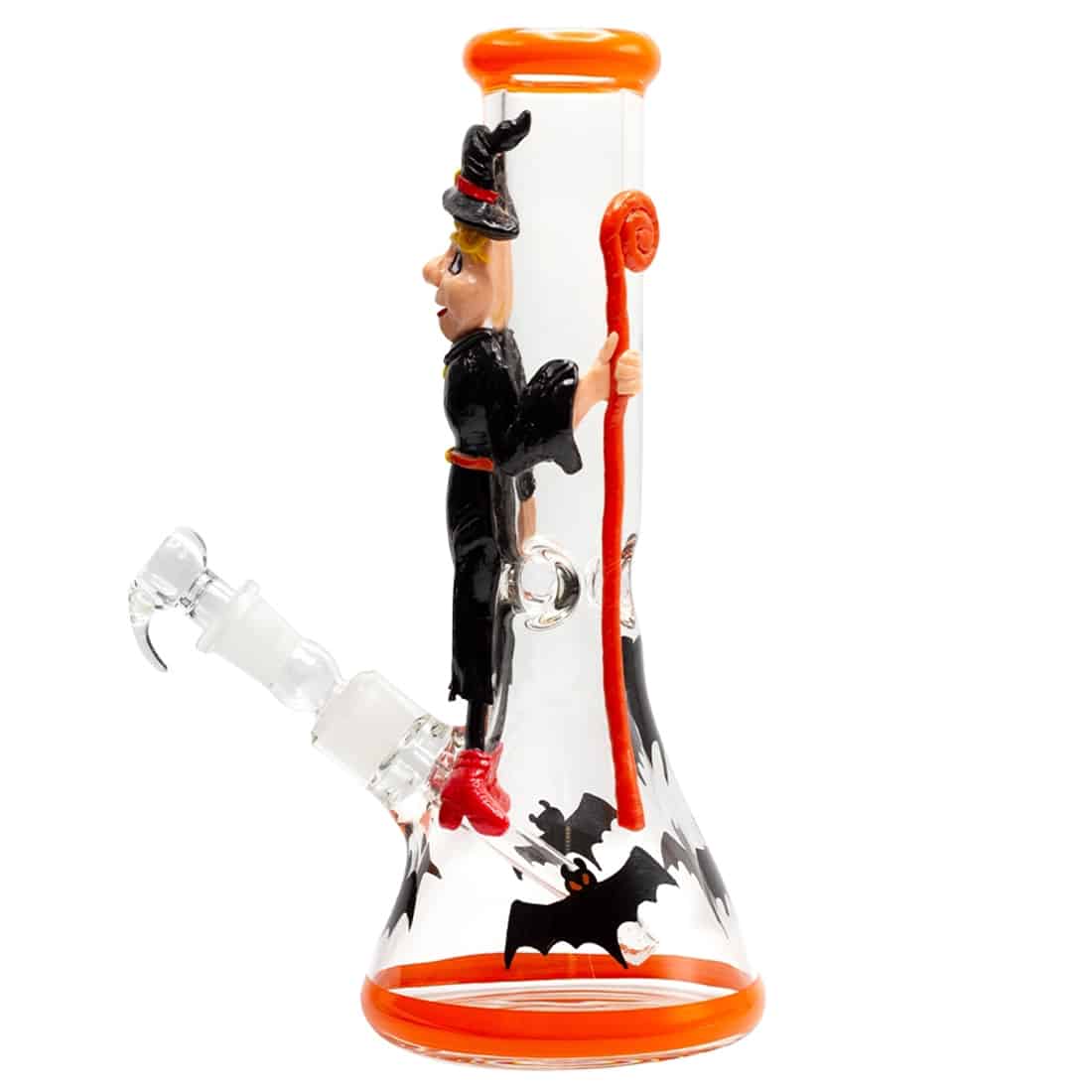 En transparent glaskande i klart glas med en slank, cylindrisk form og en bred bund, der smalner ind mod toppen. Kanden har en elegant, svungne hank og en bred åbning. Indvendigt er der et lysende, grønt væske, der skaber en mystisk effekt. Overfladen er glat og skinnende, hvilket giver en refleksion af omgivende lys.