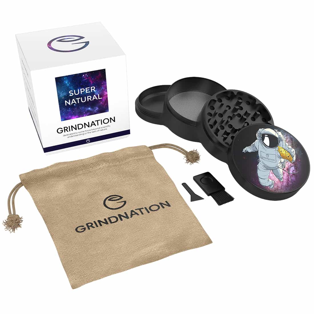 En astronaut i en skinnende, hvid rumdragt står med armene let udstrakt. Dragtens overflade har en glat tekstur med reflekterende elementer, der fanger lyset. Hjelmen er rund og transparent, med et indbygget visir. Baggrunden er mørk, hvilket fremhæver astronautens form og detaljer som sølvfarvede detaljer og farverige insignier på dragten.