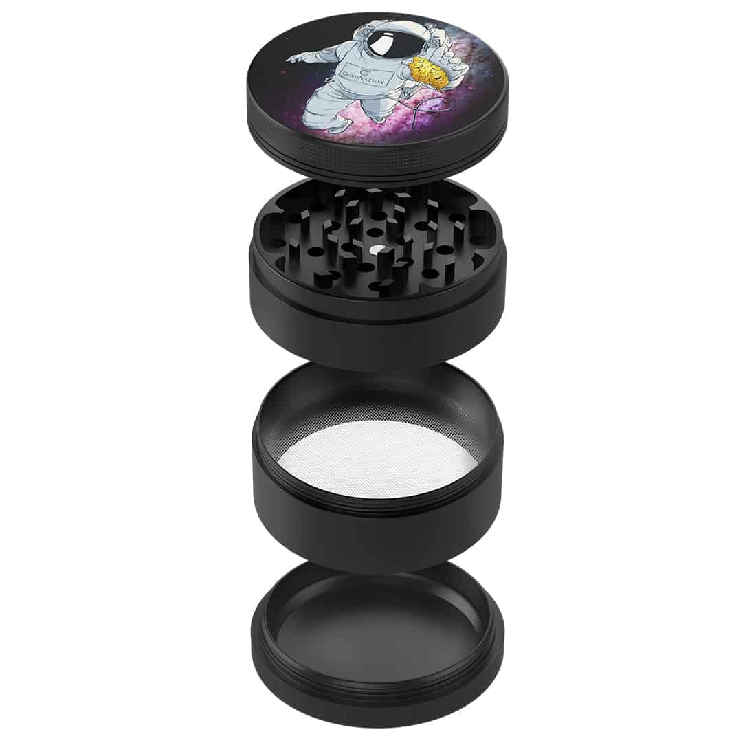 En skulptur af en astronaut i en glitrende sølvfarve, der reflekterer lys i forskellige nuancer. Astronauten står på en sort, stjerneklar base, der ligner en planetarisk overflade. Det detaljerede hjelmdesign inkluderer en gennemsigtig visir, og dragtens tekstur fremstår glat, mens detaljer som lynlåse og sømme tilføjer dybde. Formen er dynamisk og futuristisk.